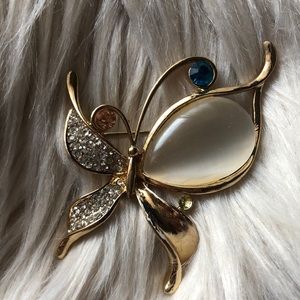 A beautiful Butterfly Vintage Goldtone Brooch
